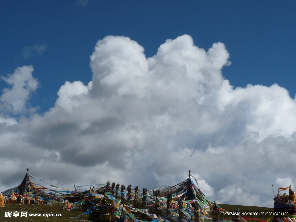 草原上的多彩经幡与白云