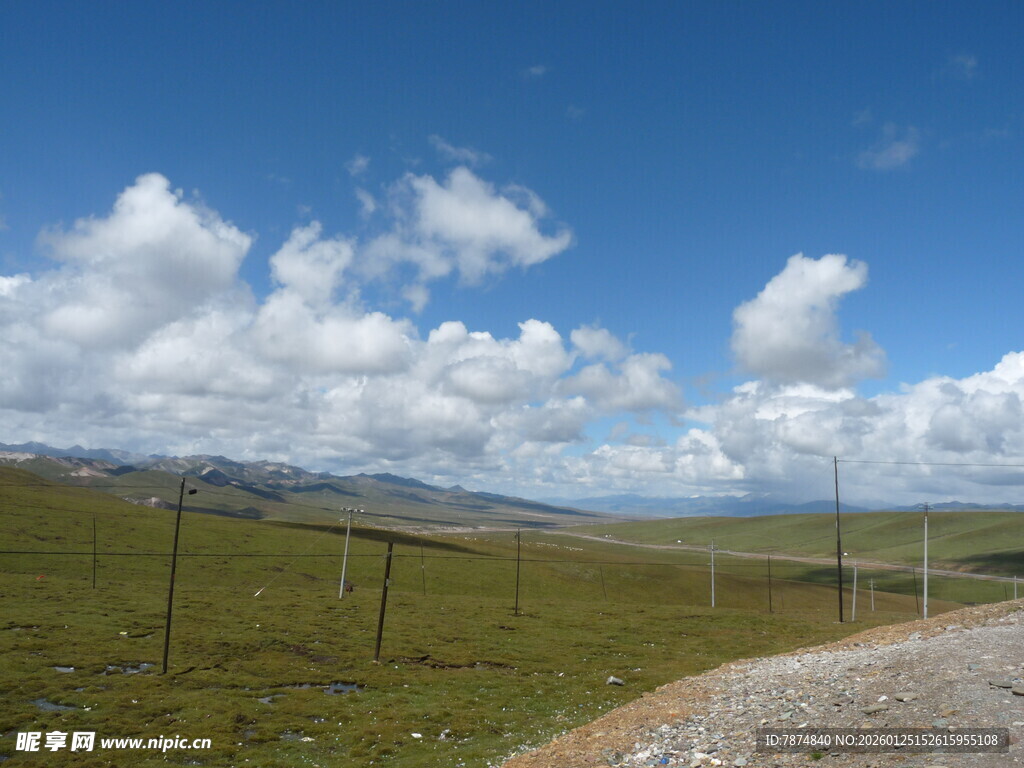 草原公路边的蓝天白云
