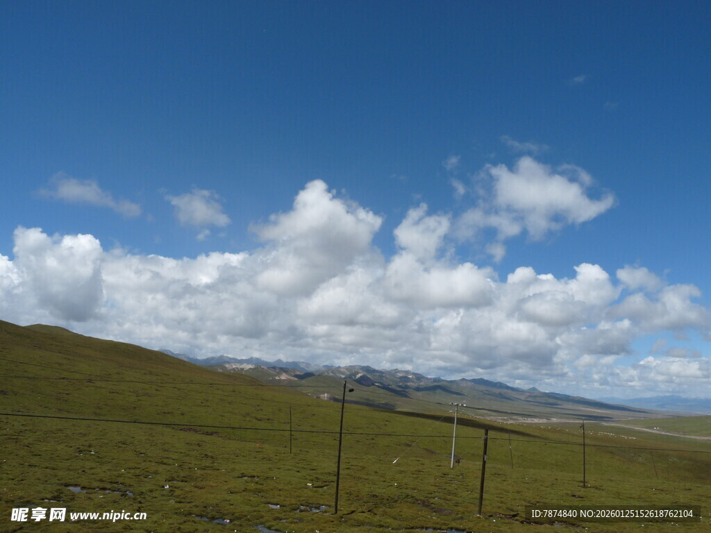 草原蓝天白云南山风光