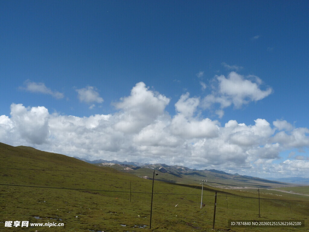 草原蓝天与白云美景