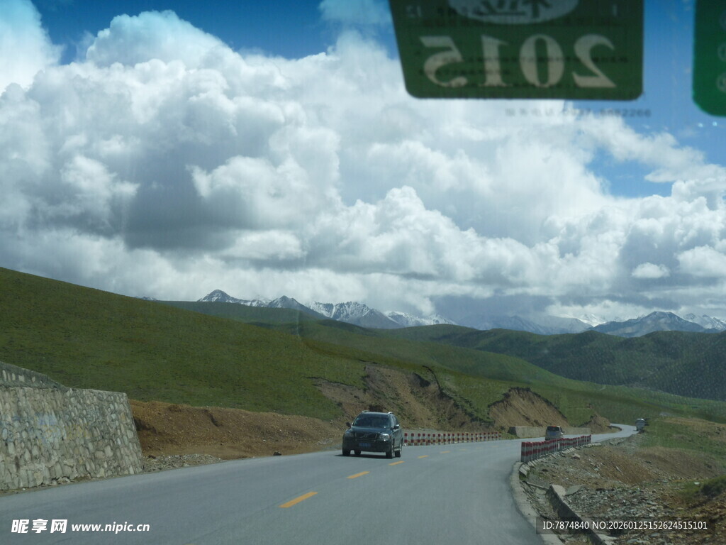 公路上行驶的汽车与风景