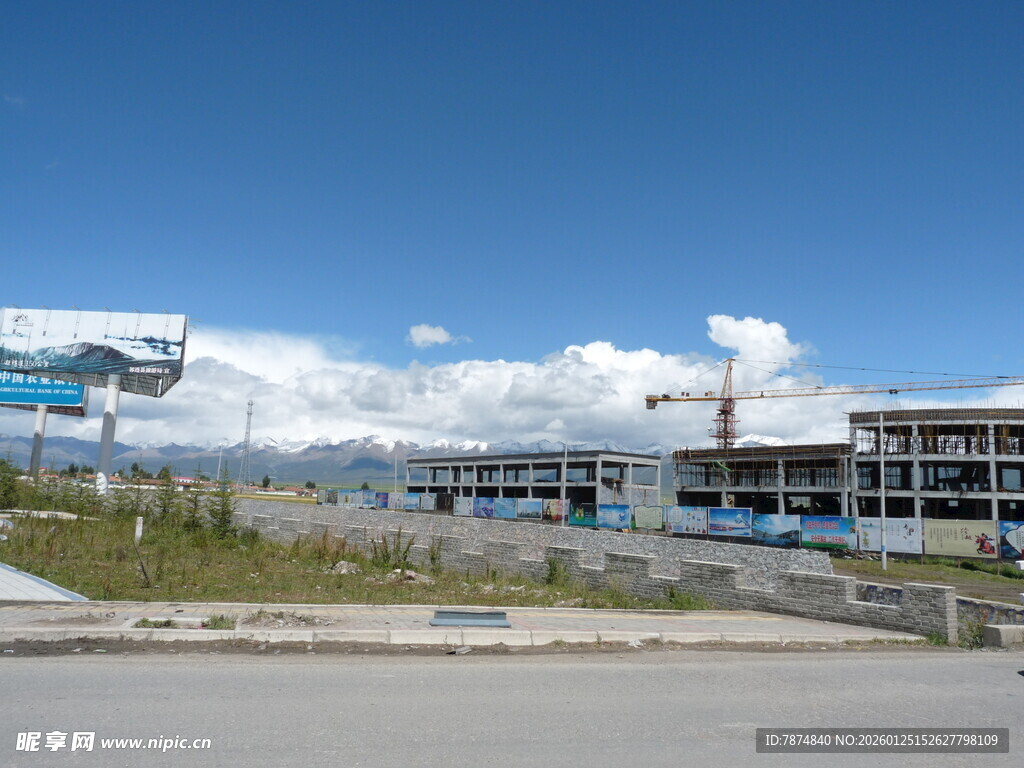 户外开阔场景中的建筑设施