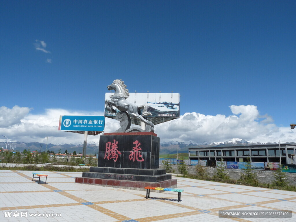 草原上的大型特色雕塑