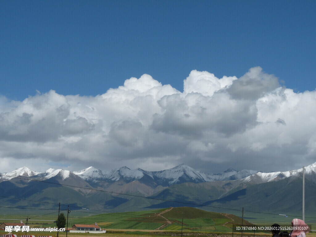 蓝天白云下的壮美山脉