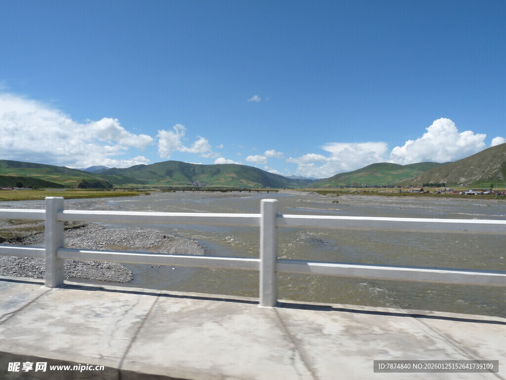 湖边护栏旁的开阔风景