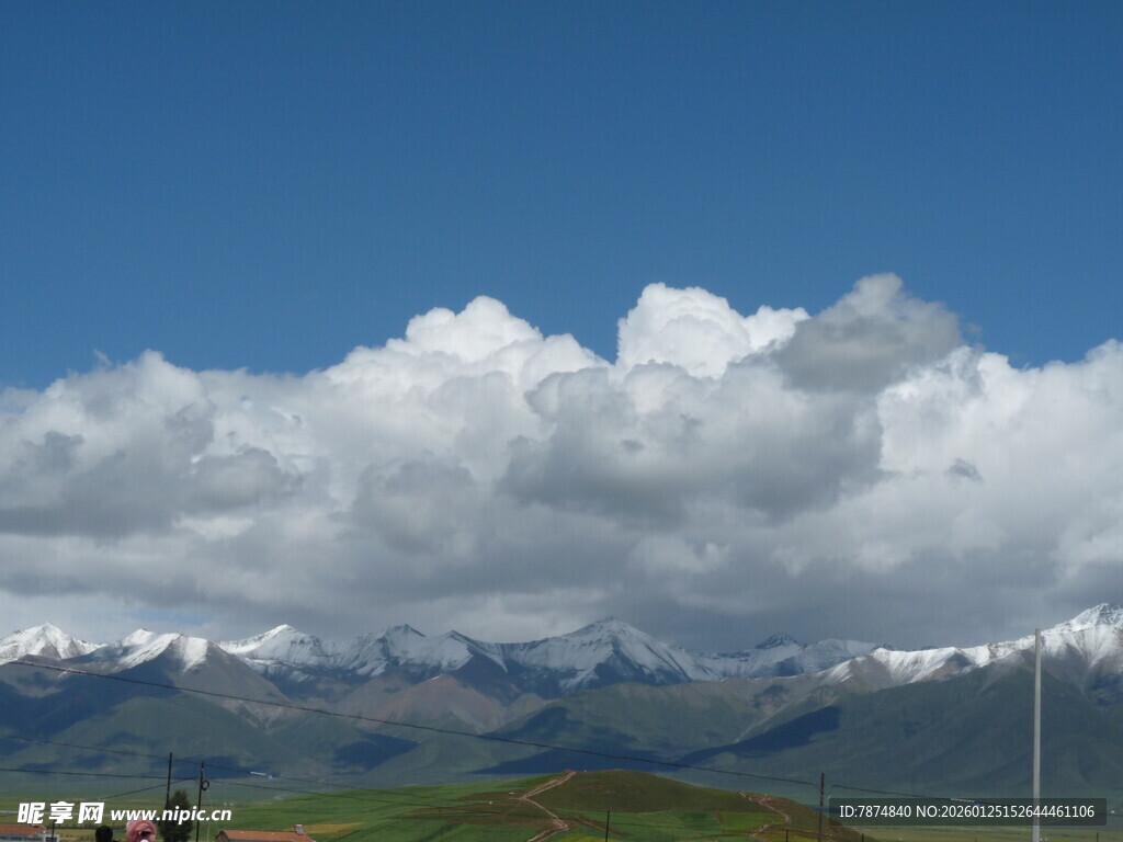 蓝天白云下的壮美雪山景观