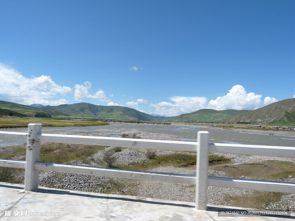 湖畔栏杆外的山水风光