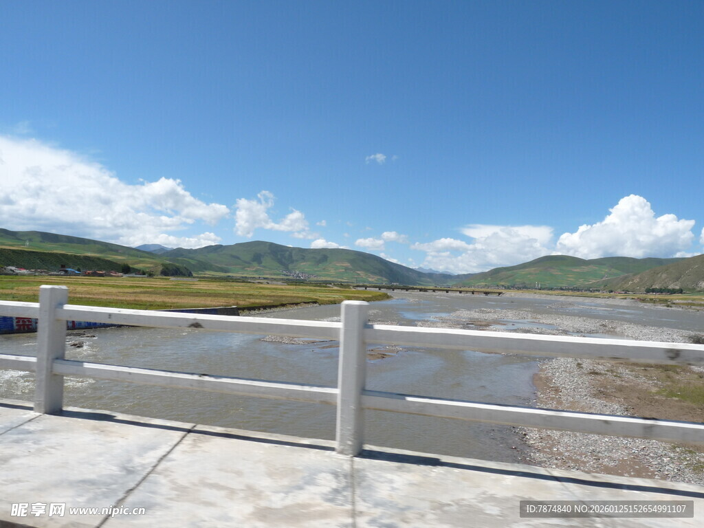 湖畔观景台风光