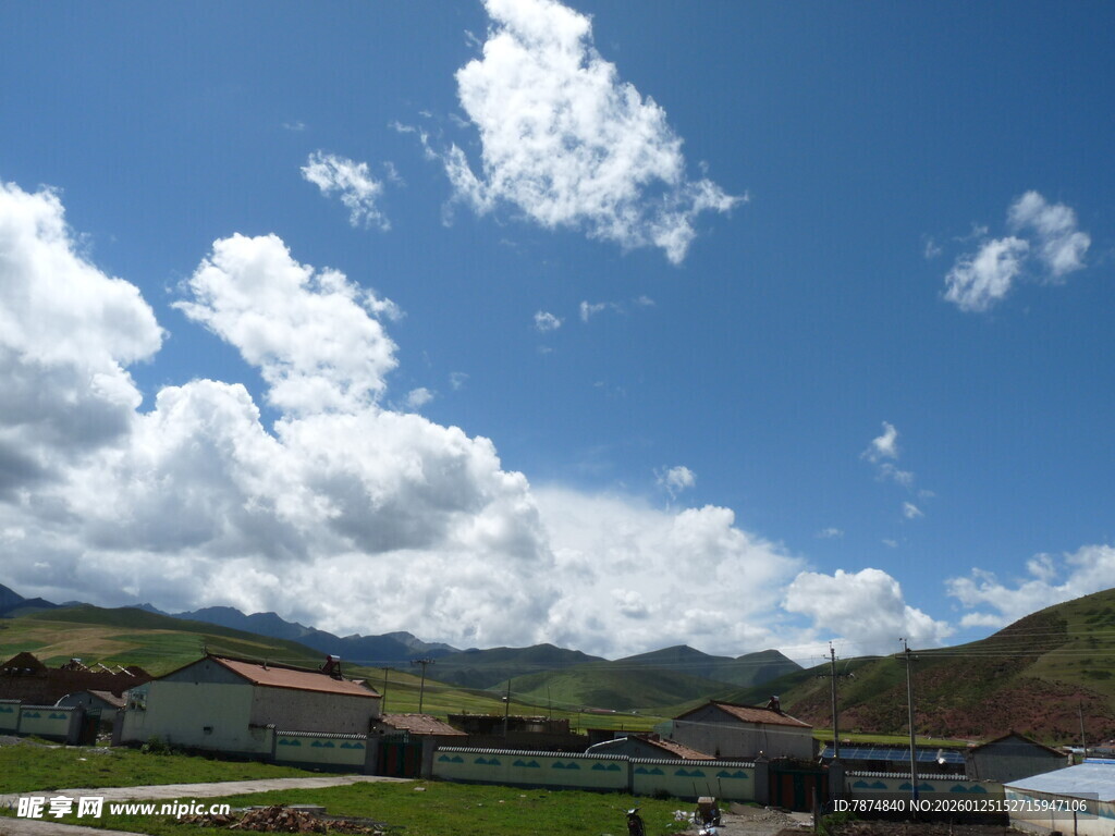 蓝天白云下的乡村美景