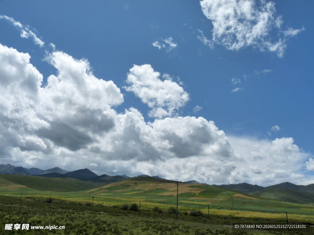 蓝天白云下的广袤山野
