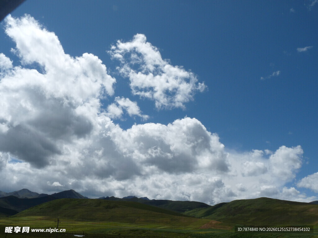 蓝天白云下的壮美山峦