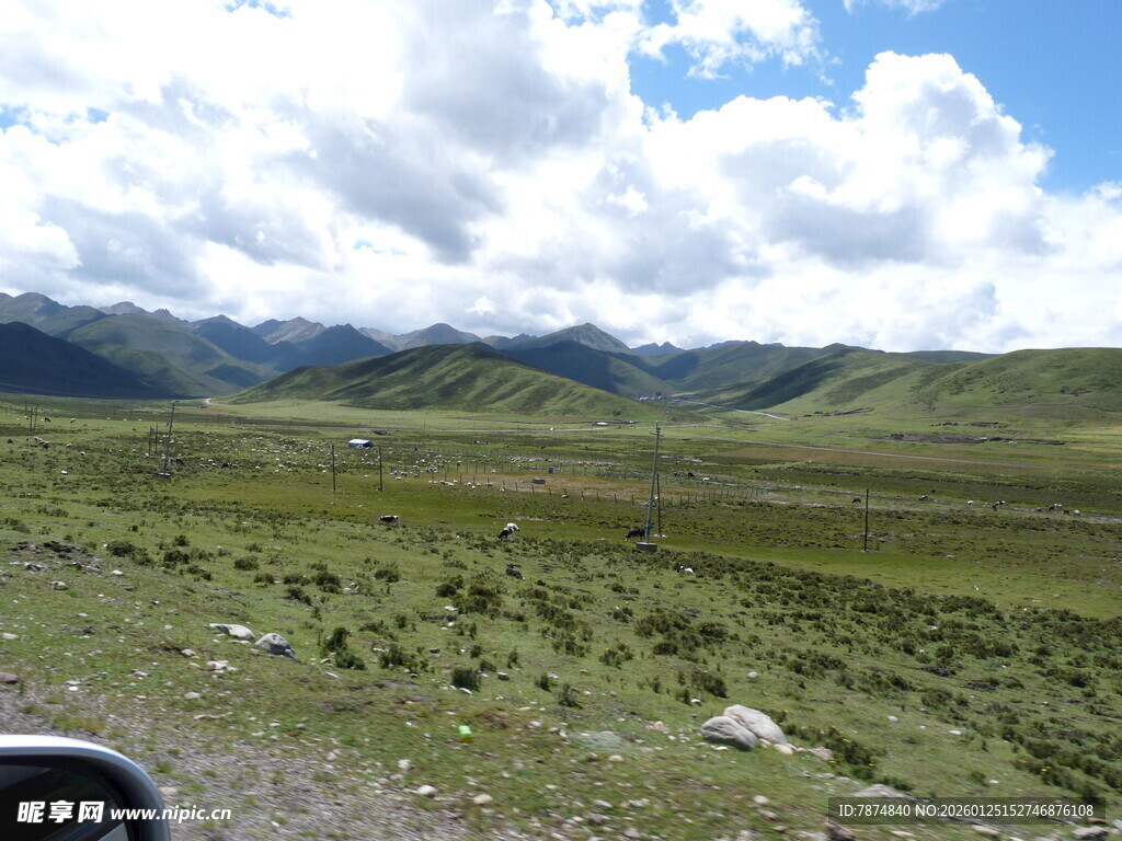广袤草原与远处山峦美景