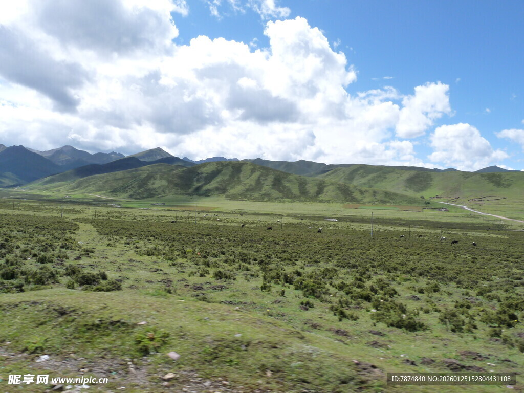 广袤草原与蓝天白云美景