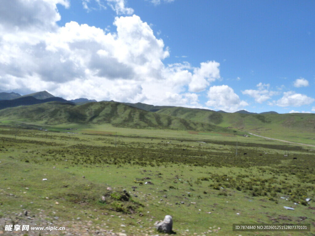 辽阔草原蓝天白云美景