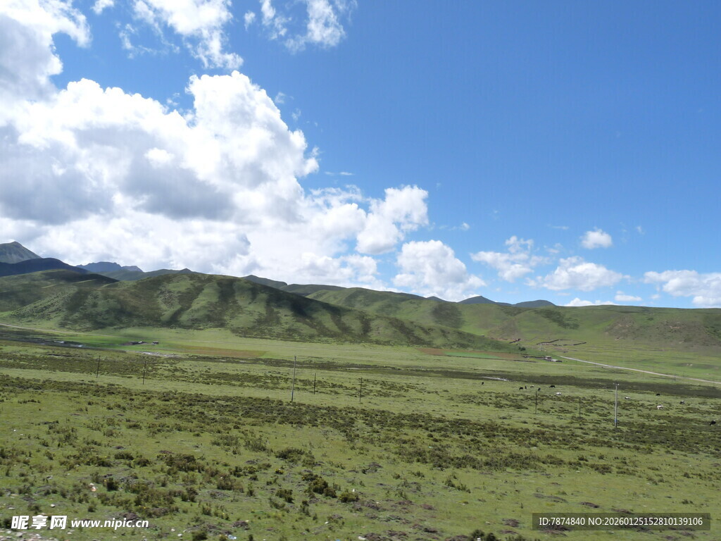 辽阔草原与远山蓝天美景