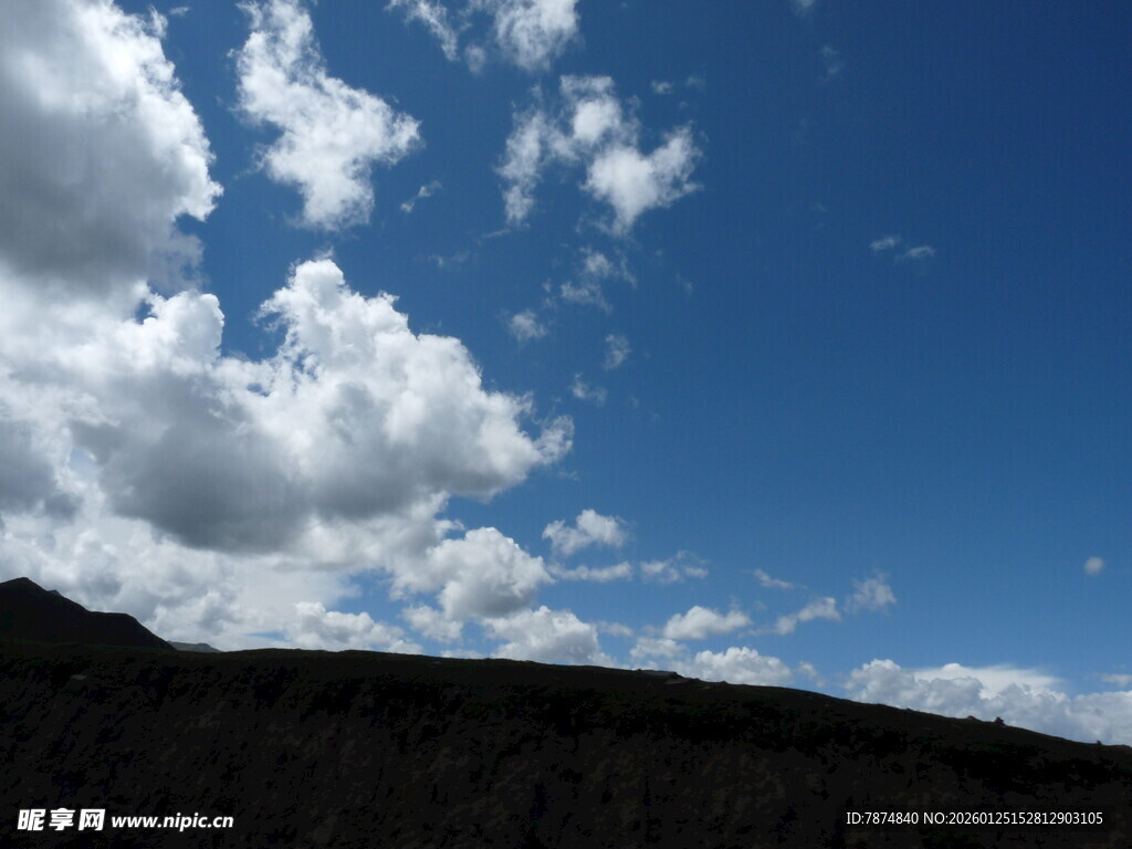蓝天之下的山峦与白云