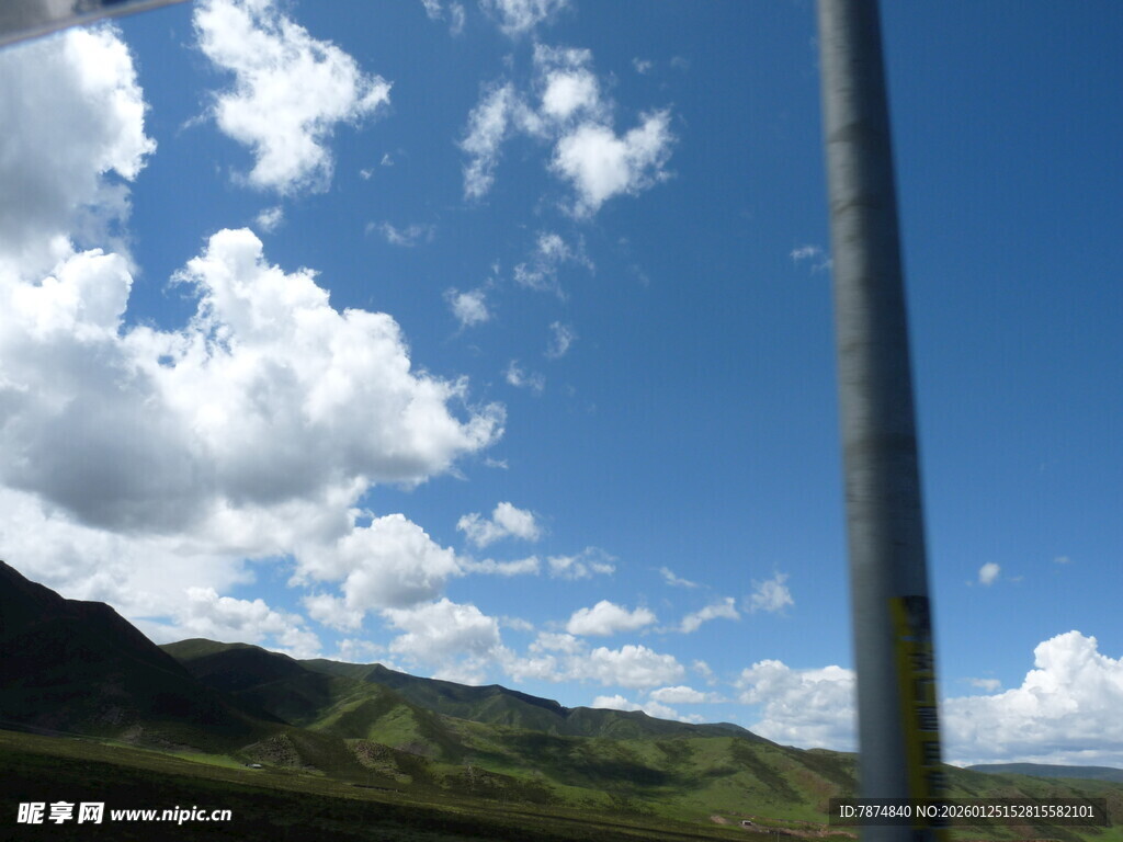 蓝天白云下的山野风光