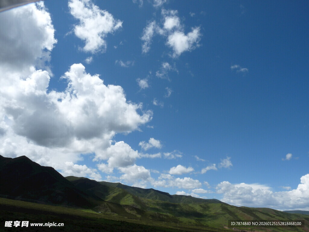 蓝天白云下的青山美景