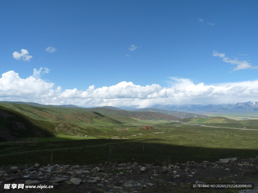 辽阔草原蓝天美景