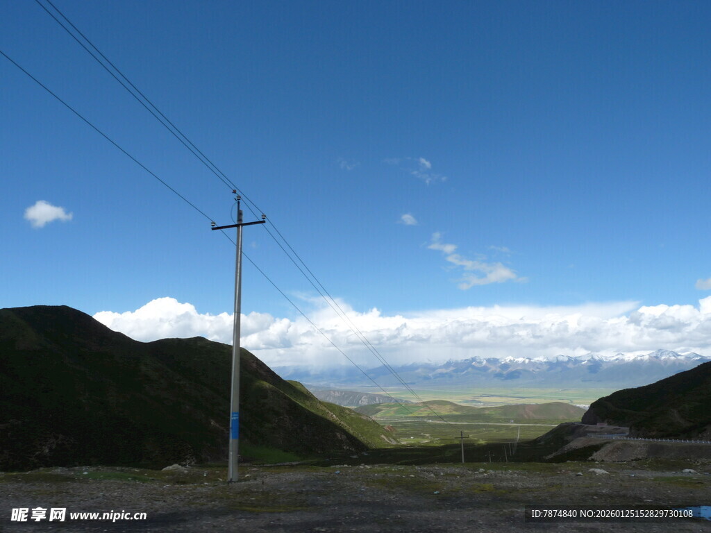旷野中的电线杆与蓝天白云