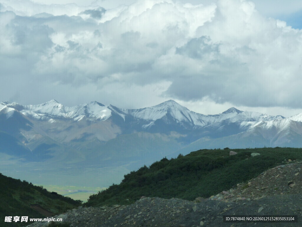 壮丽雪山远景风光