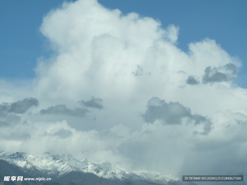 蓝天之上的蓬松云朵