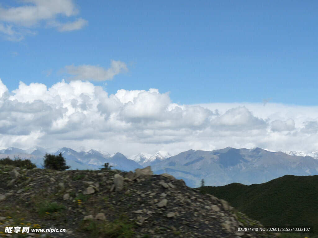 高山云海壮丽自然景观