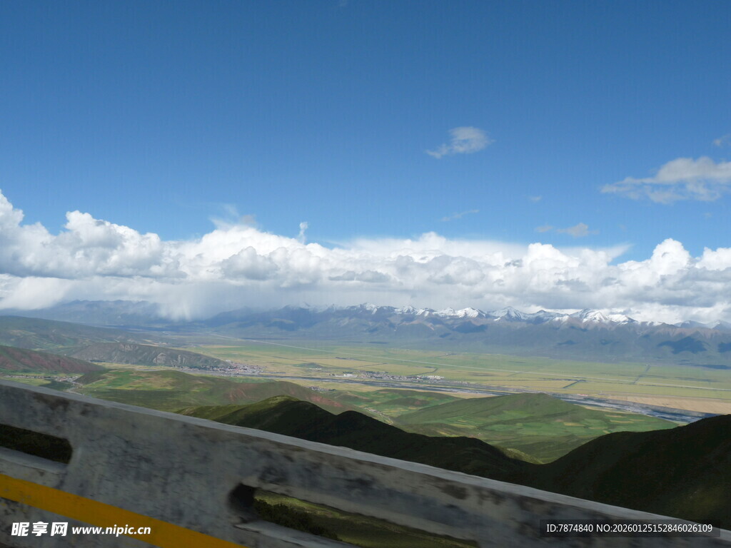 公路边的壮美青山蓝天景