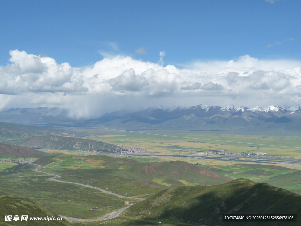 广袤草原与蓝天白云美景
