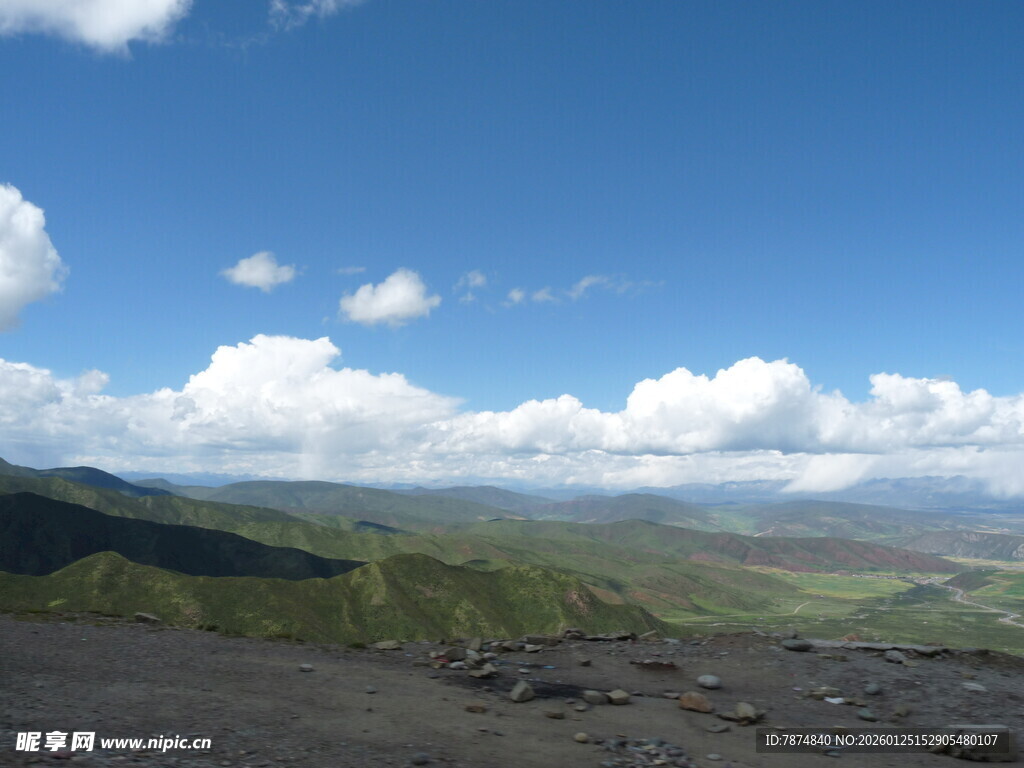 蓝天白云下的壮美山峦