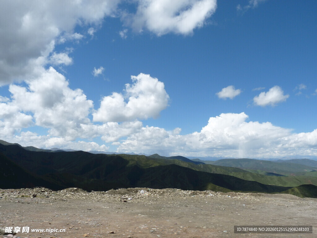 蓝天白云下的开阔山地