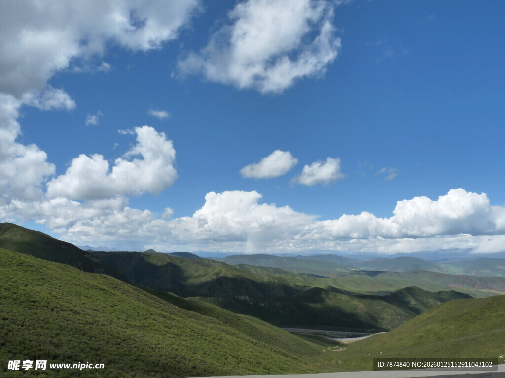 蓝天白云下的翠绿山峦