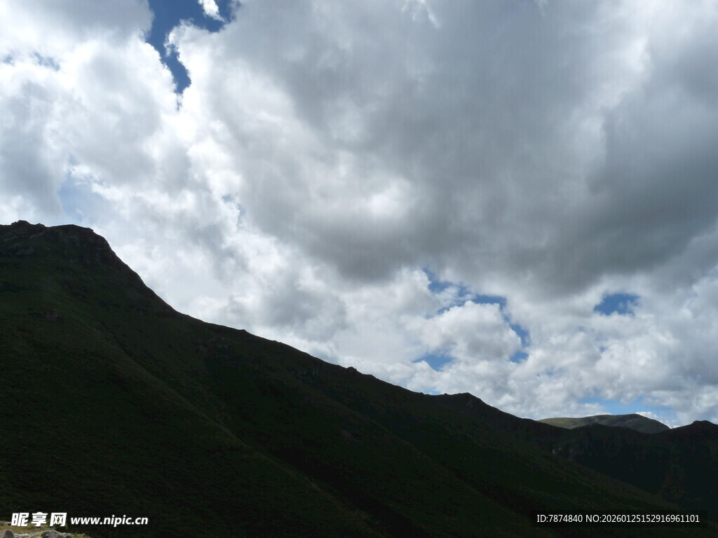 山峦之上的多云天空
