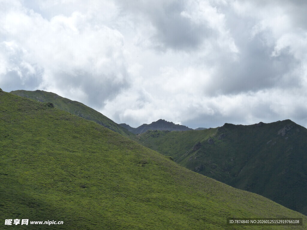 青山绿野间的壮阔山景