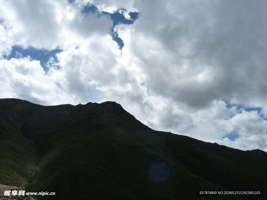 山峦之上的蓝天白云