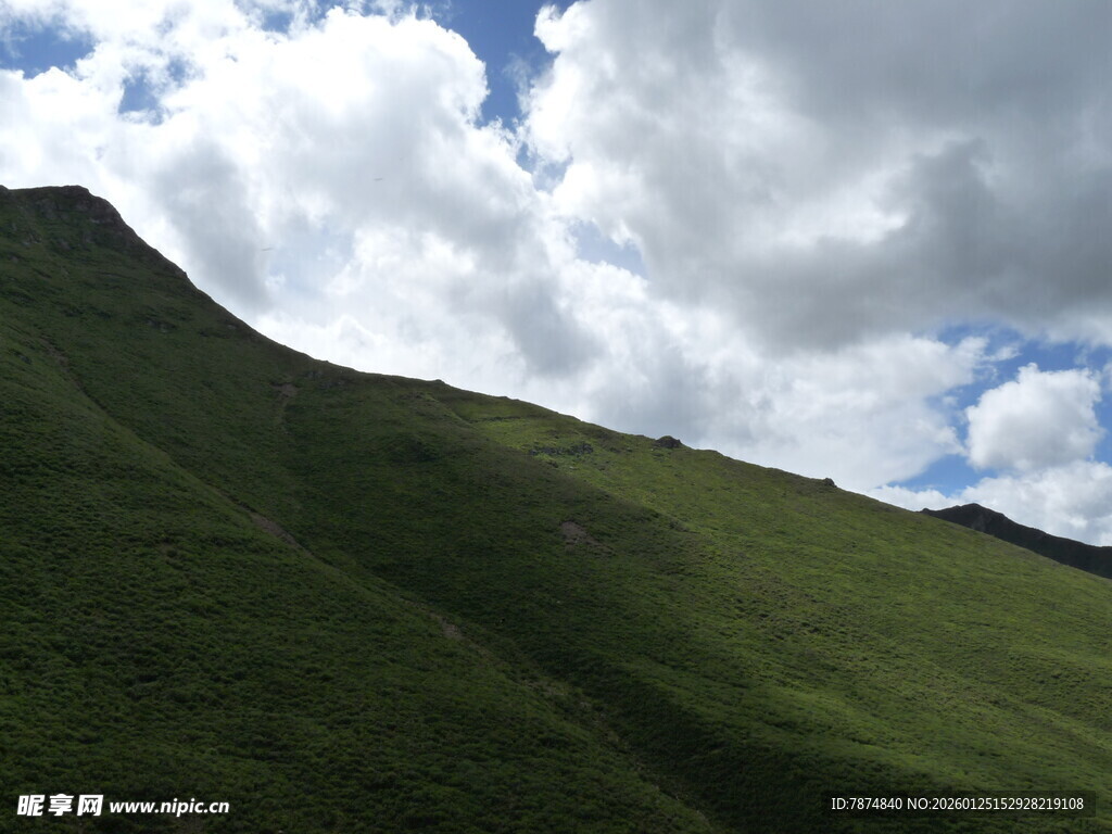 青山蓝天间的秀丽风光