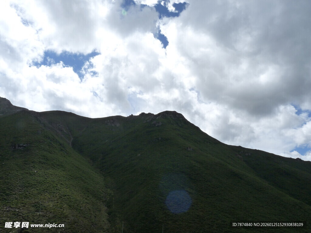 青山之上白云悠悠