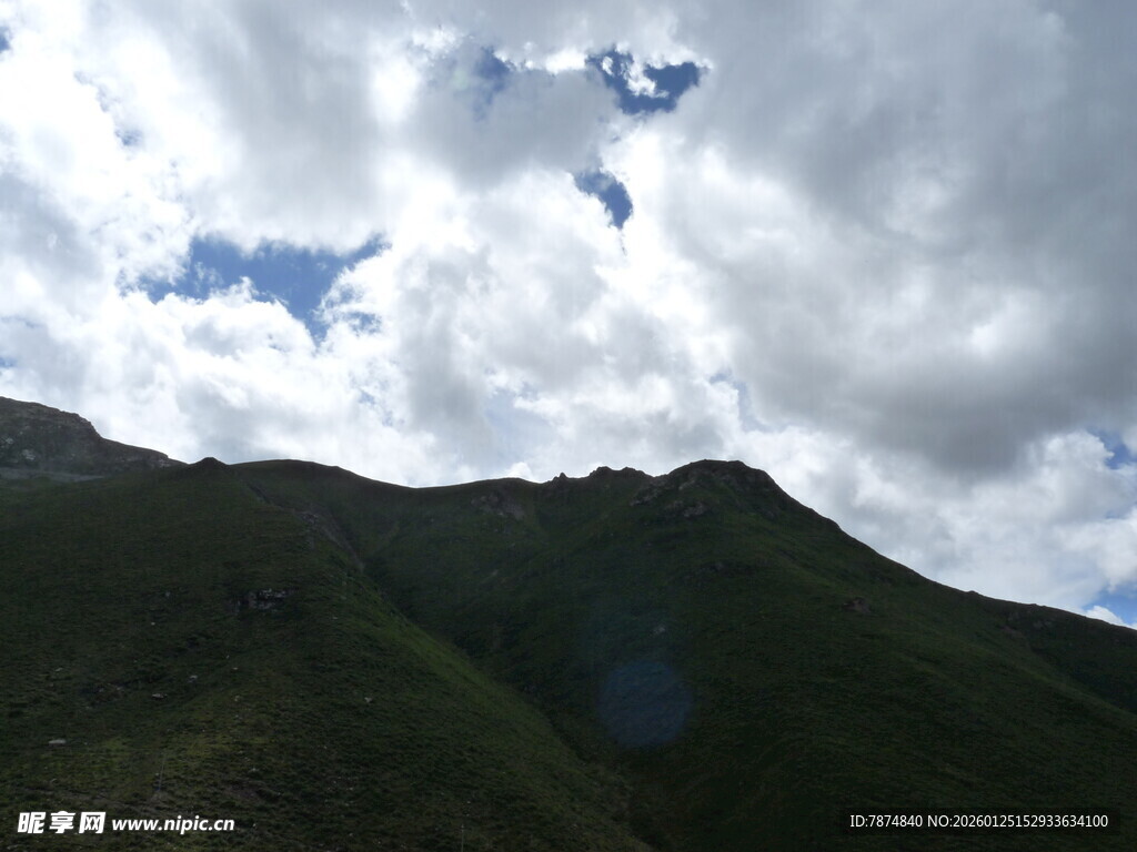 山峦之上的多云天空