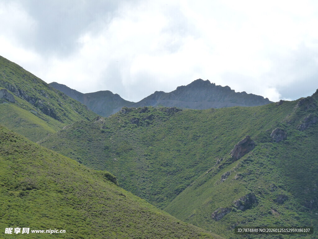 青山连绵的秀丽山间景色