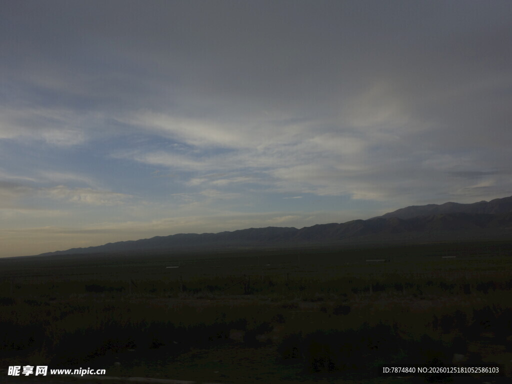 黄昏时分的山峦与天空