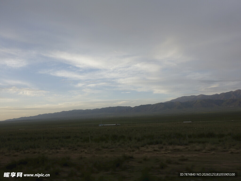 广袤草原上的天际线