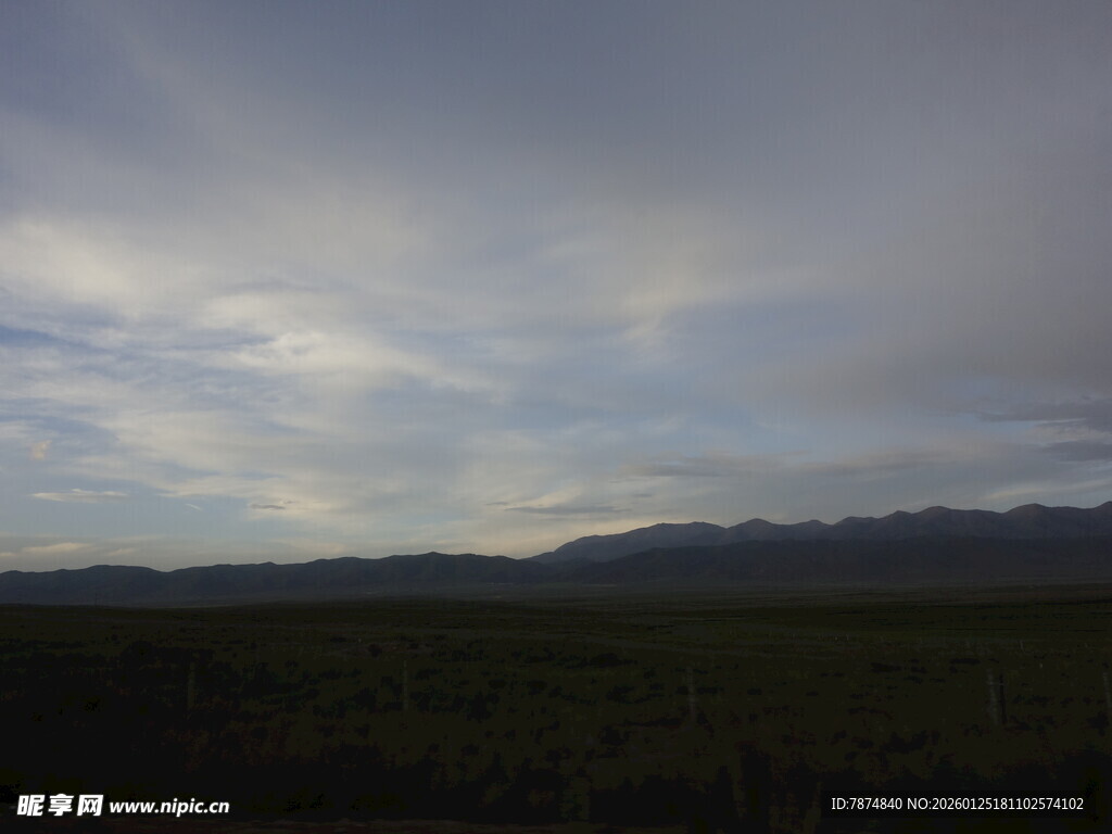 山间暮色中的多云天空