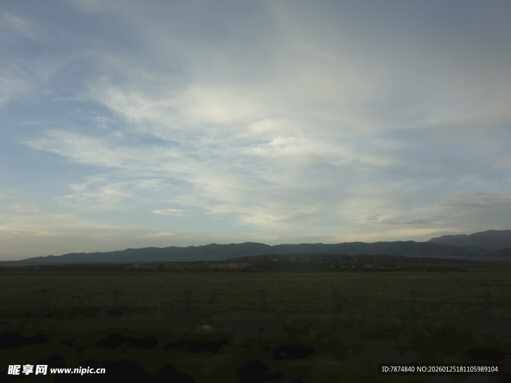 广阔原野上的蓝天白云