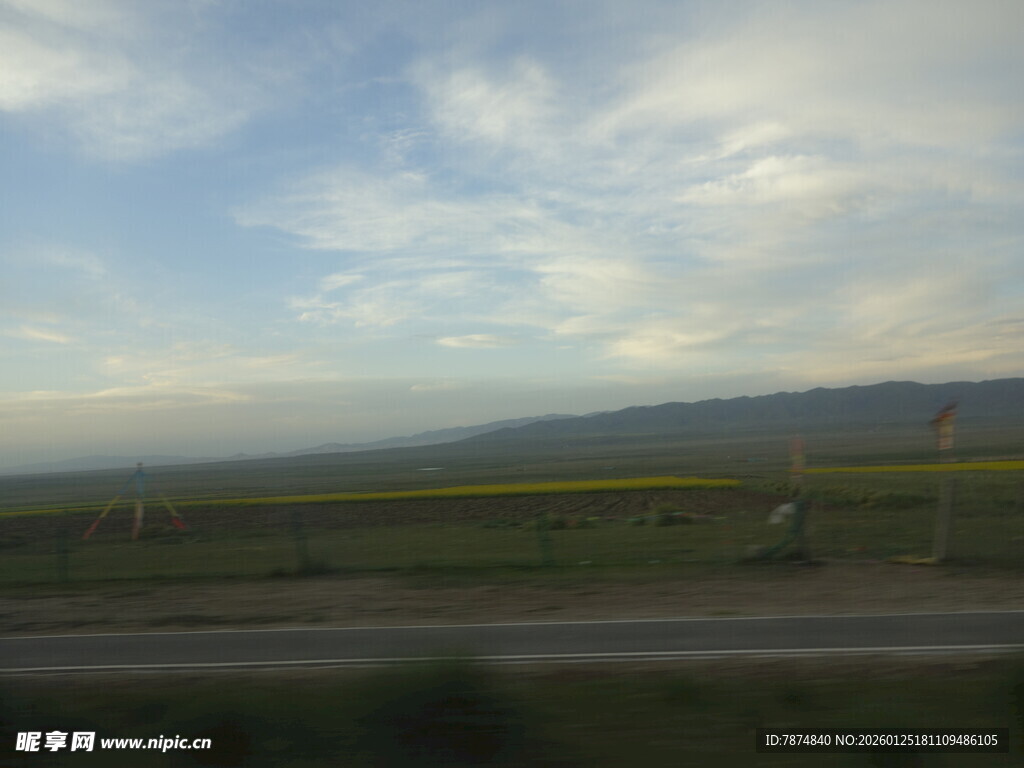 公路旁的田野与蓝天白云