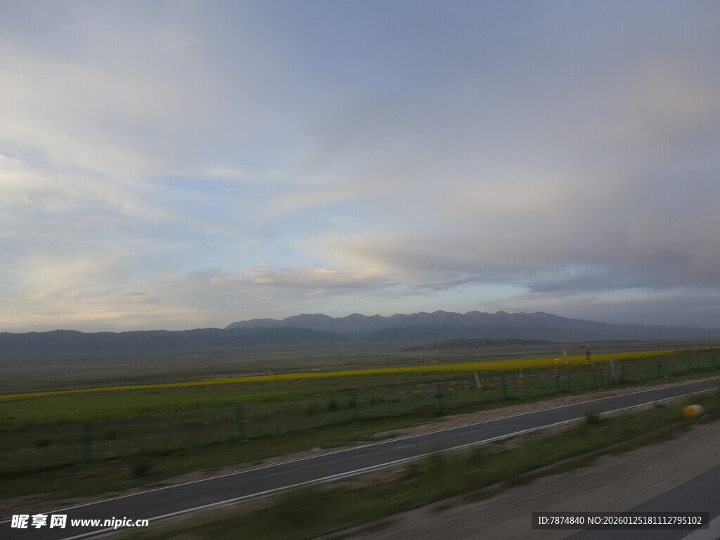 公路旁的田野与天边云彩