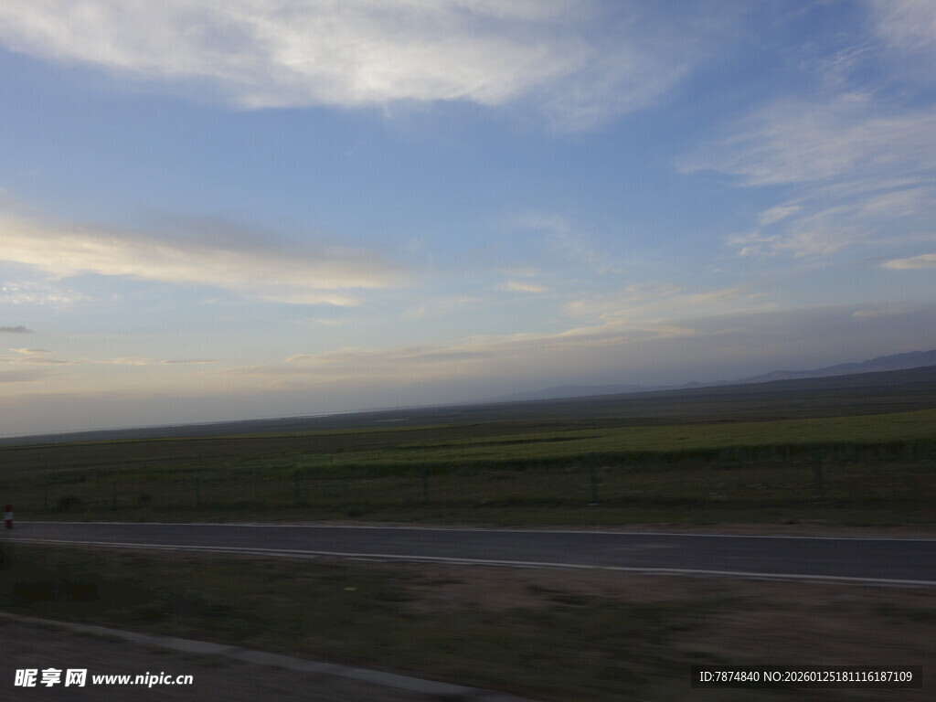 公路伸向远方的开阔风景