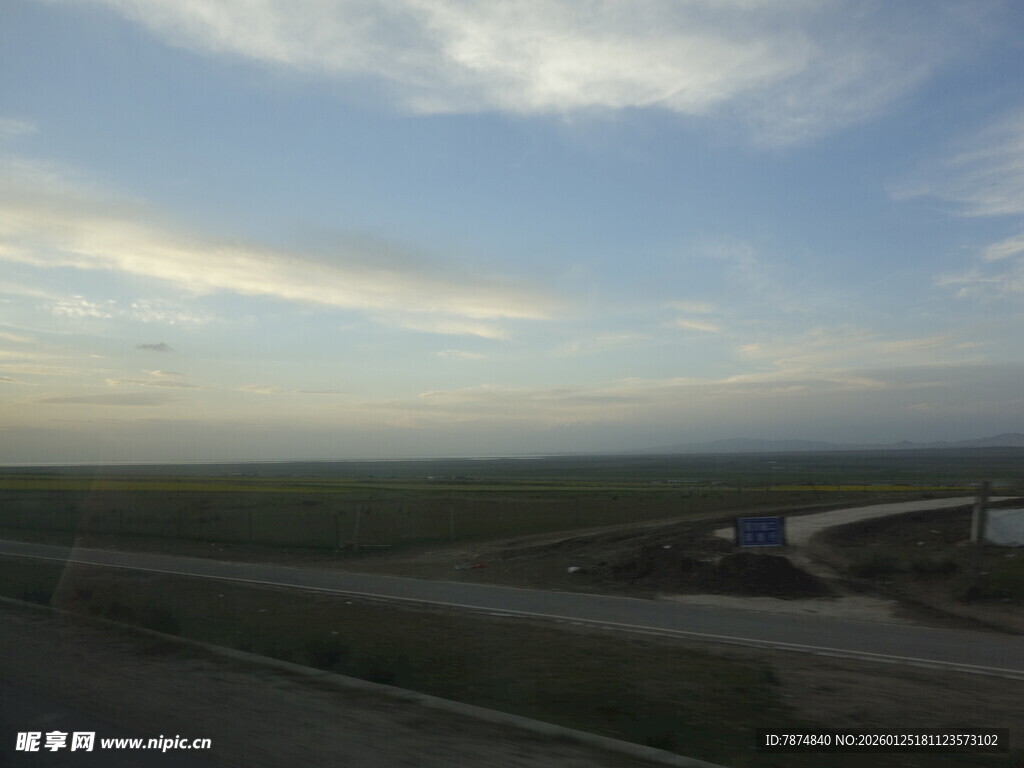 公路边的开阔田野风光