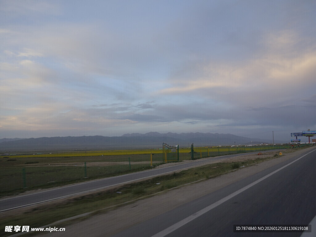 公路边的美丽天空与田野