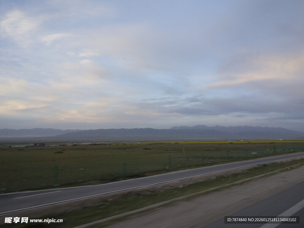 公路边的开阔田野与天空