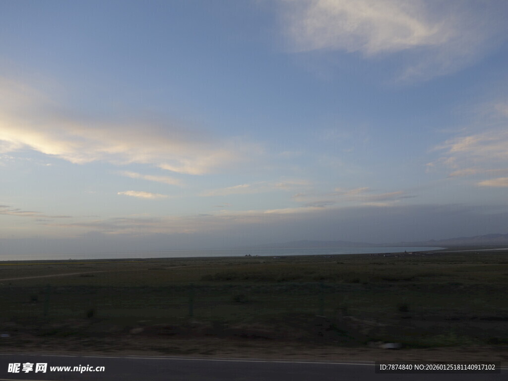 公路边的蓝天与云彩